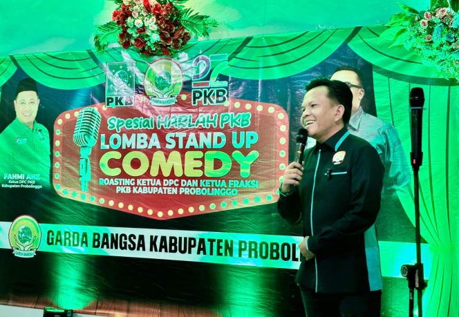 
					Ketua Garda Bangsa Kabupaten Probolinggo, Mohammad Badrul Kamal saat sambutan di acara Stand Up Comedy. (Foto: Istimewa)