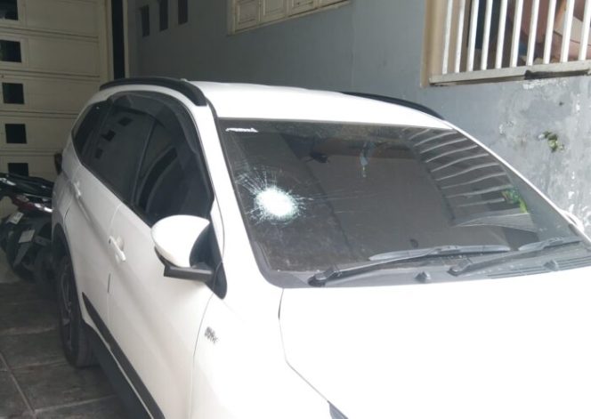 
					Kaca mobil warga Surabaya mengalami retak akibat lemparan benda yang diduga batu. (Foto: Istimewa)