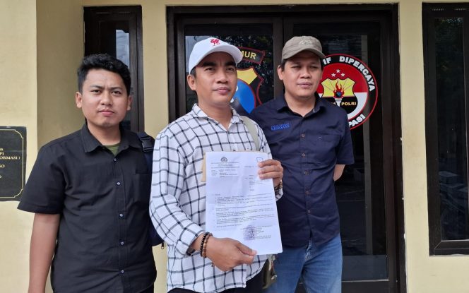 
					Ketua PWI Probolinggo Raya Babul Arifandhie, saat menunjukkan surat panggilan dari Polres Probolinggo usai diperiksa, Selasa (29/7). (Foto: Istimewa)