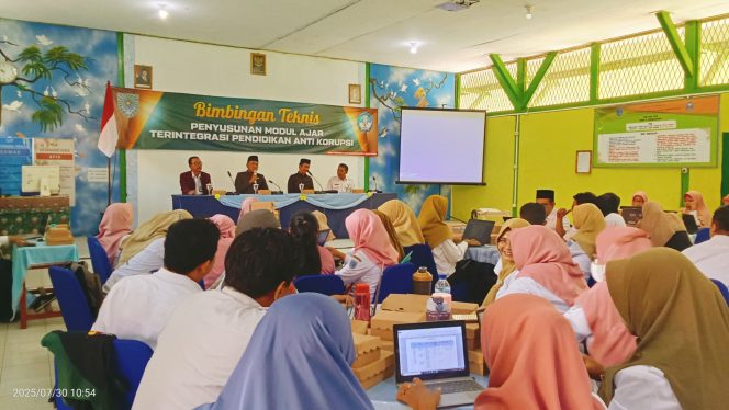 
					Anggota Komisi I DPRD Kota Probolinggo dari Fraksi PKB, Moh Muizzuddin saat menjadi narasumber dalam kegiatan Bimbingan Teknis (Bimtek) Penyusunan Modul Ajar Terintegrasi Pendidikan Antikorupsi, yang diselenggarakan oleh Dinas Pendidikan dan Kebudayaan (Disdikbud) Kota Probolinggo pada Selasa, 30 Juli 2025, di SMP Negeri 9 Kota Probolinggo. (Foto: Istimewa)