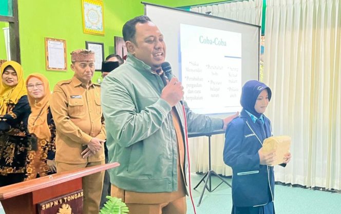 
					Wabup Kabupaten Probolinggo Ra Fahmi AHZ saat foto dengan salah satu Siswa SMPN 1 Tongas