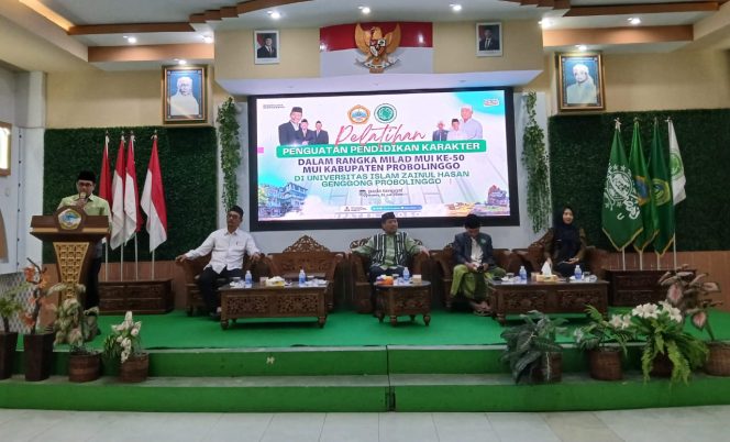 
					Kepala Kantor Kementerian Agama (Kemenag) Kabupaten Probolinggo, Dr. Samsur, S.Ag., M.Pd.I saat samutan di acara Pelatihan Penguatan Pendidikan Karakter yang digelar dalam rangka Milad ke-50 MUI Kabupaten Probolinggo, di Universitas Zainul Hasan (UNZAH) Genggong, Kamis (31/7/2025). (Foto: Istimewa)