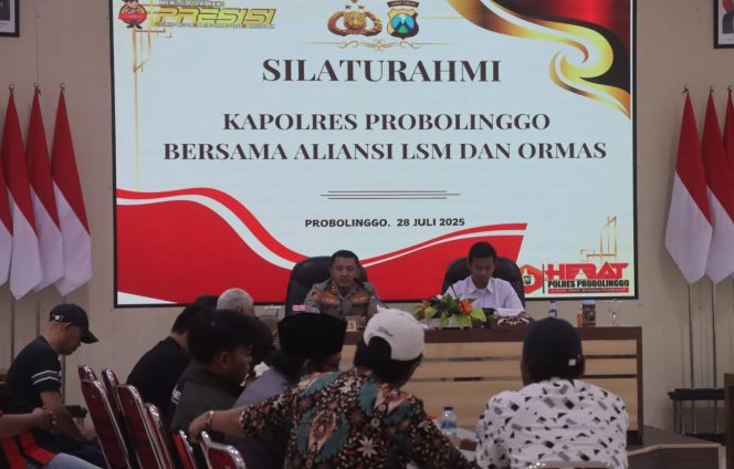 
					Kapolres Probolinggo AKBP M. Wahyudin Latif saat memimpin forum silaturahmi bersama aliansi LSM dan Ormas se-Kabupaten Probolinggo di Ruang Rupatama Polres Probolinggo, Senin (28/7/2025). (Foto: Humas Polres Probolinggo)