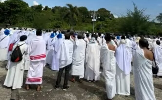 
					Jema'ah haji asal Probolinggo saat melakukan manasik haji 