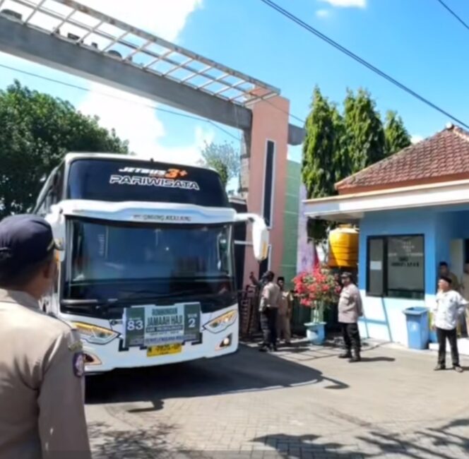 
					Jema'ah Haji Asal Kabupaten Probolinggo yang tiba di tanah air