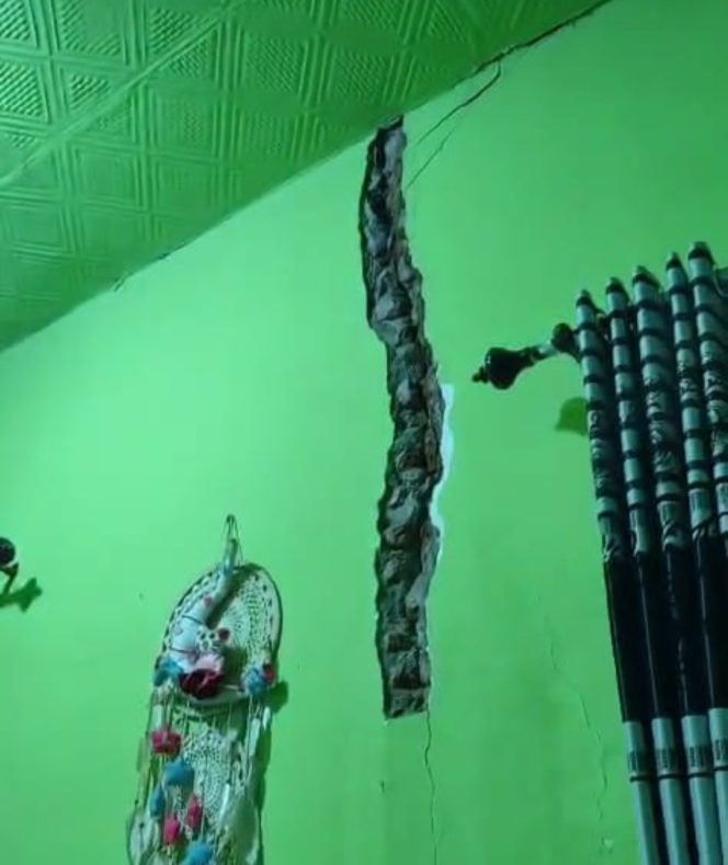 
					Kondisi Rumah Warga Tiris Yang Retak Akibat Gempa Bumi. (Foto: SRI)