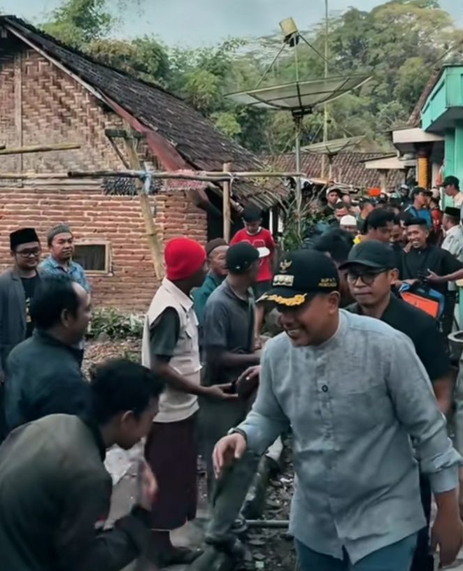 
					Bupati Kabupaten Probolinggo Gus Haris Saat berjabat tangan dengan warga Kecamatan Tiris Kabupaten Probolinggo 