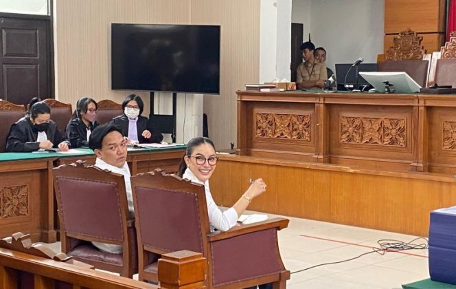 
					Nikita Mirzani saat menjalani sidang pembacaan dakwaan di Pengadilan Negeri Jakarta, pada Selasa (24/6/2025). (Foto: Antara)