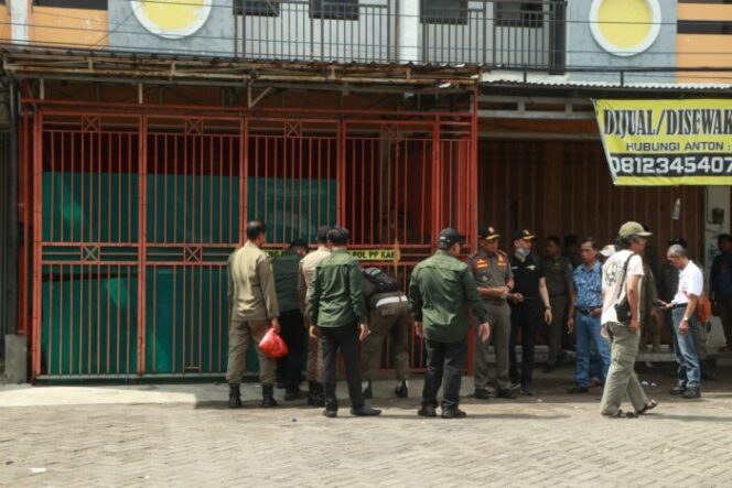 
					Satgas miras Kabupaten Probolinggo saat menyegel toko miras di Kraksaan. (Foto: Istimewa)