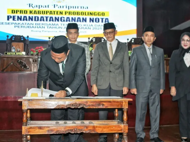 
					Wakil Bupati Probolinggo Ra Fahmi AHZ Penandatanganan nota penyampaian laporan Badan Anggaran (Banggar) bersama Pimpinan DPRD Kabupaten Probolinggo. (Foto: Istimewa)