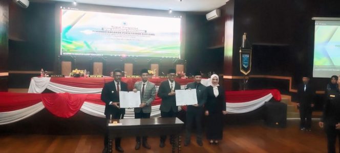 
					Bupati Kabupaten Probolinggo saat foto bersama dengan Pimpinan DPRD Kabupaten Probolinggo 
