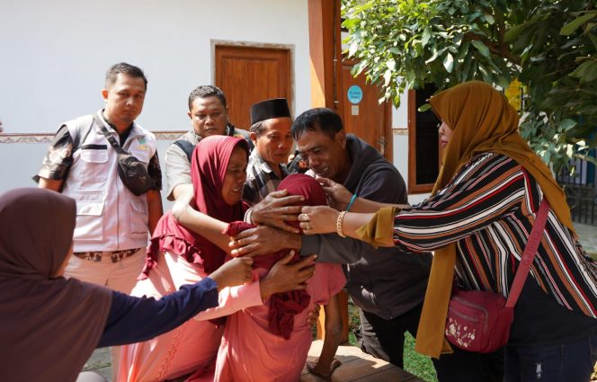 
					Suasana tangis haru pecah saat Ibu Nortaji dipeluk erat oleh anak-anak dan menantunya di halaman Griya Lansia Husnul Khatimah Malang, Kamis (31/7/2025). (Foto: Humas Polres Probolinggo)