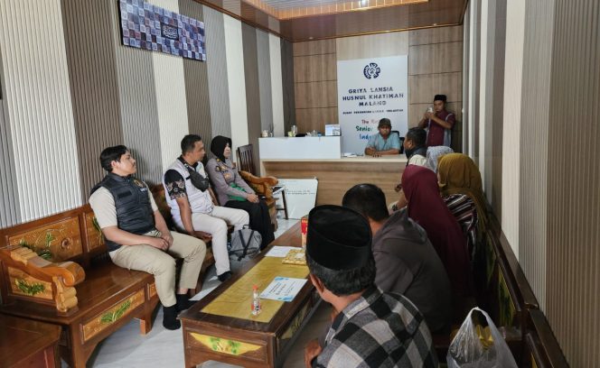 
					Suasana di ruang tamu Griya Lansia Husnul Khatimah Malang saat proses mediasi dan penjemputan Ibu Nortaji oleh pihak keluarga, Kamis (31/7/2025). (Foto: Humas Polres Probolinggo)