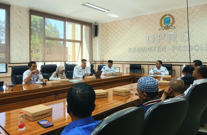 
					Komisi III DPRD Kabupaten Probolinggo saat menggelar Rapat Dengar Pendapat (RDP) pada Rabu, (6/8/2025). (Foto: Zeqi/Suararakyatindo)