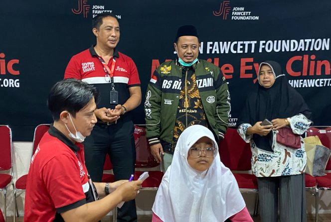 
					Wabup Fahmi saat meninjau pelaksanaan Bakti Sosial (Baksos). (Foto: Istimewa)