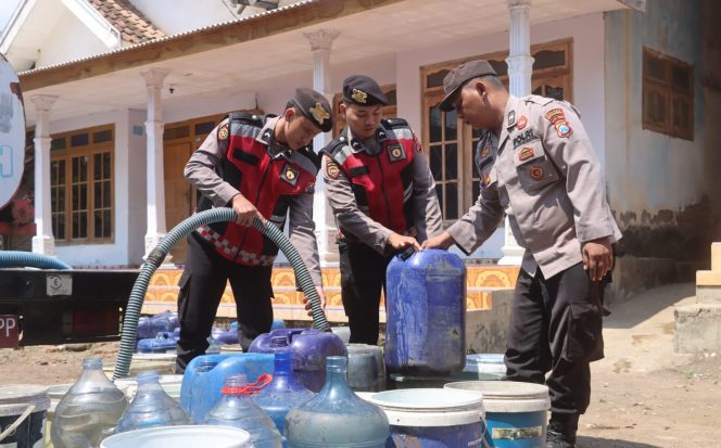 
					Bencana Daerah (BPBD) turun langsung membantu warga. Dua desa, yakni Tulupari dan Rejing, menjadi titik distribusi air bersih pada Senin (11/8/2025). (Foto: Humas Polres Probolinggo)