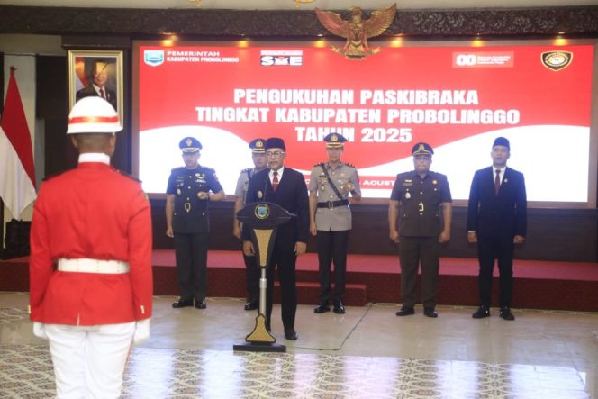 
					Bupati Kabupaten Probolinggo saat melakukan pengukuhan paskibraka 