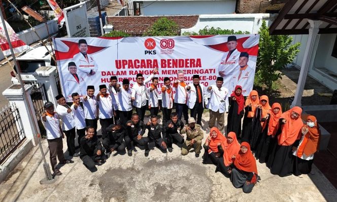 
					Sesi Foto bersama jajaran pengurus Baru DPD PKS Probolinggo usai menggelar Upacara (HUT RI) ke-80. (Foto: Istimewa) 
