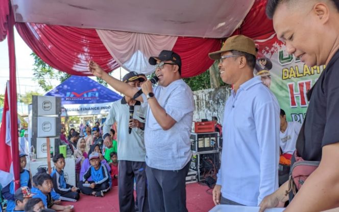 
					Ketua Fraksi PKB DPRD Kabupaten Probolinggo, Muchlis saat memberikan sambutan dihadapan ribuan warga usai mengikuti jalan sehat, Kamis (21/8/2025). (Foto: Istimewa)