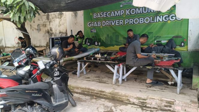 
					Tongkrongan para driver ojol Probolinggo 