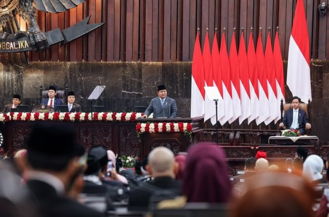 
					Presiden Prabowo saat hadir dalam sebuah acara dan nampak juga hadir wakil presiden Gibran Rakabuming Raka