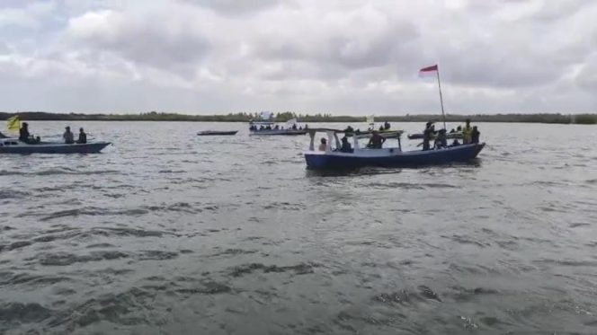 
					Nelayan di Pulau Kangean kepung kapal-kapal yang lakukan survei seismik di Pulau Kangean. (Sumber foto: Kirwan)