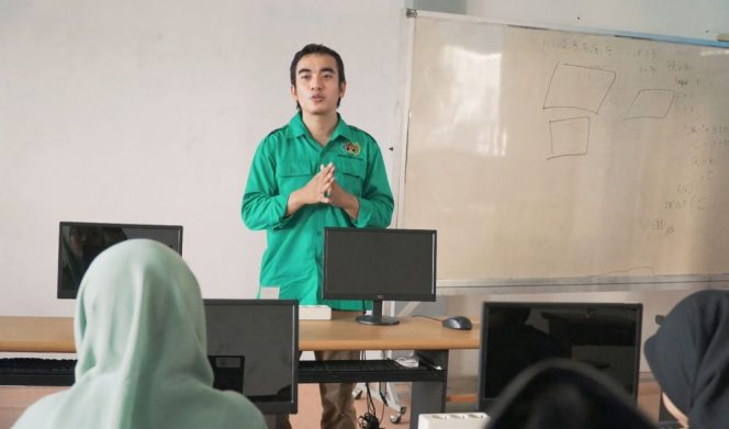 
					Ketua PWI kabupaten Probolinggo saat mengisi acara