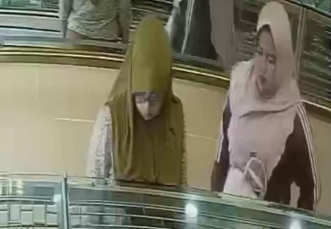 
					Dua orang perempuan di pasar Maron di duga curi gelang emas 
