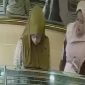 Dua Perempuan Gondol Emas 15 Gram di Pasar Maron