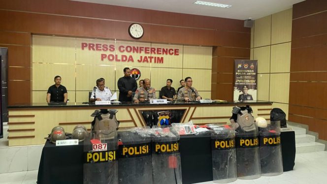 
					Polda Jatim saat jumpa Pers 