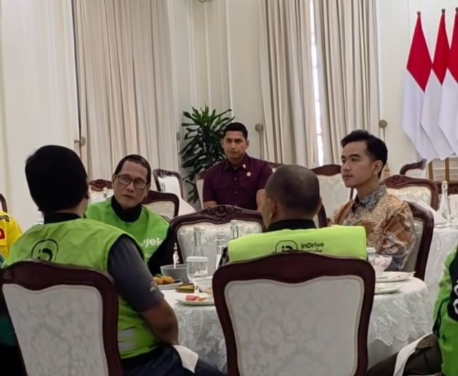 
					Wakil Presiden Gibran Rakabuming bertemu ojol di Istana negara 