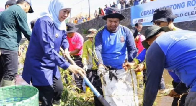 
					Khofifah Indar parawansa saat mengikuti bersih-bersih sungai di Probolinggo 