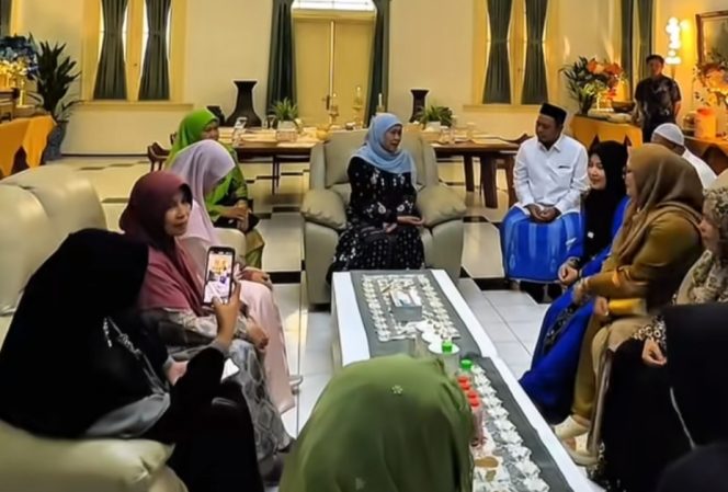 
					Khofifah saat ngobrol dengan wabub Probolinggo Ra Fahmi AHZ