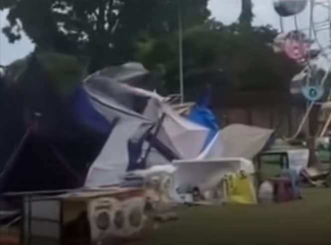 
					Suasana tenda UMKM di Probolinggo Kota Roboh di terpa angin saat acara Harjakot Probolinggo 