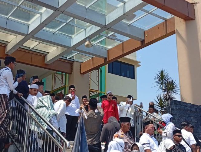 
					Bupati Kabupaten Probolinggo Gus Haris hadir di tengah-tengah massa aksi