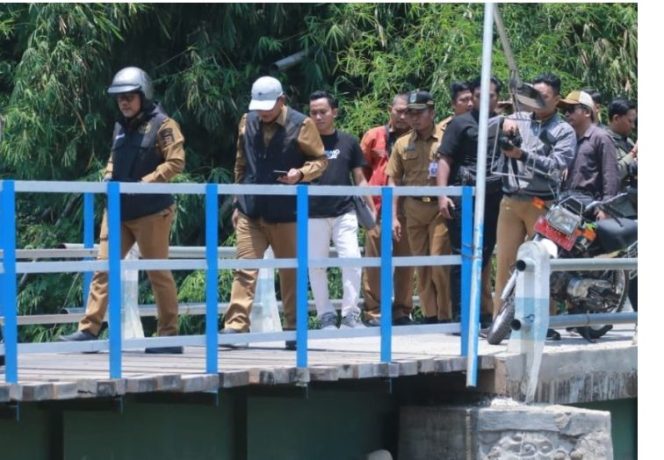 
					Saat pemerintah Kabupaten Probolinggo tinjau jembatan seboro Kecamatan Krejengan 