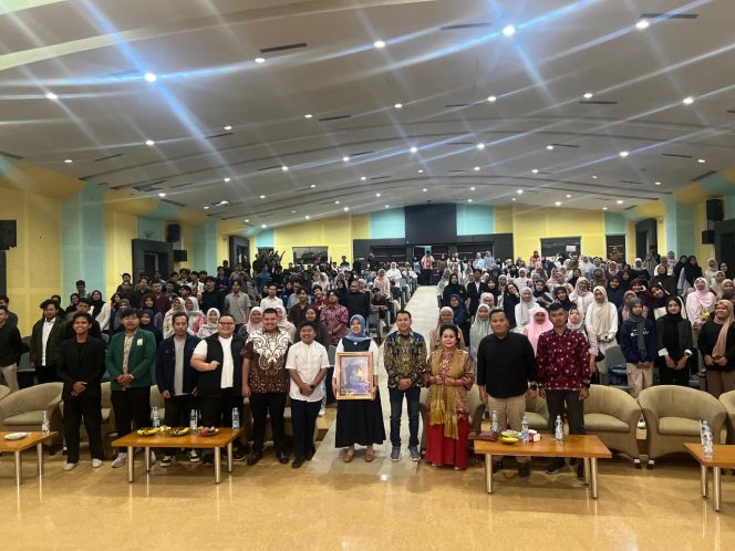 
					Foto bersama dalam acara Seminar IPDA yang digelar di UIN Sunan Kalijaga Yogyakarta pada Selasa (4/11/2025). (Foto: Kirwan)