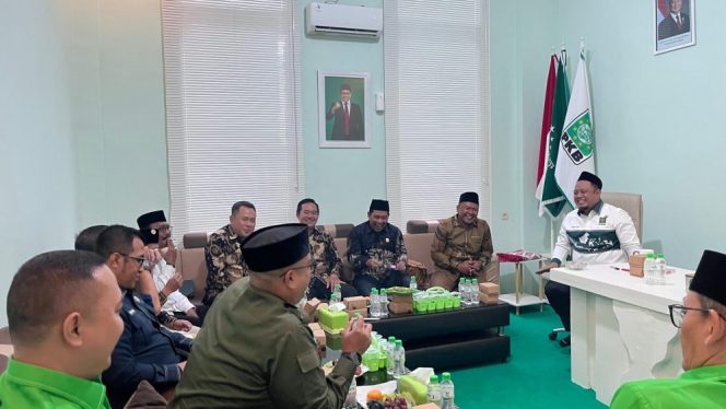 
					KPU Probolinggo saat bertemu dengan jajaran DPC PKB