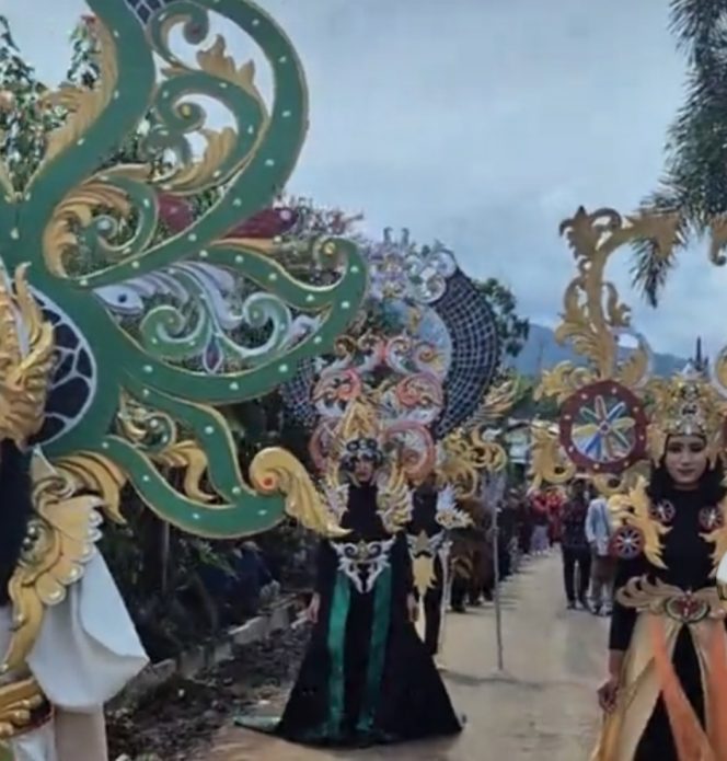 
					Dewi Rengganis tampil memukau di carnaval Krucil