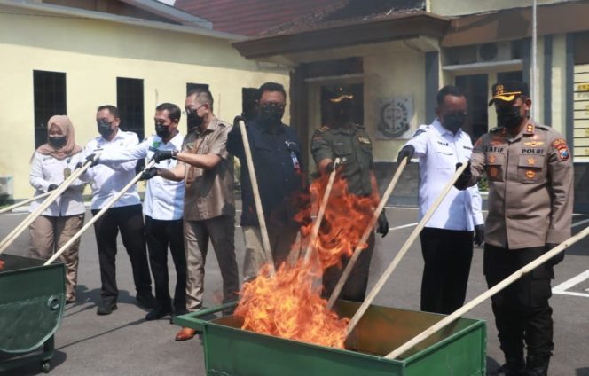 
					Kejari Probolinggo Musnahkan Ribuan Barang Bukti