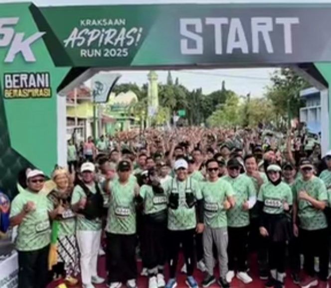 
					Saat pelepasan Aspirasi Run 2025 bersama Pemerintah Kabupaten Probolinggo 