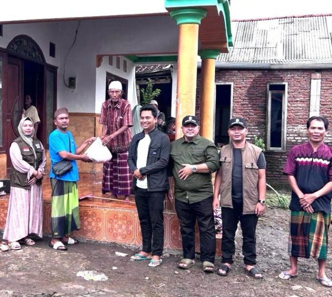 
					Tim Relawan H Faisol Riza saat memberikan sembako kepada warga yang terdampak banjir 