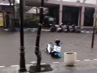 Belum Seumur Jagung Alun-alun Kota Probolinggo Banjir