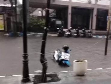 Belum Seumur Jagung Alun-alun Kota Probolinggo Banjir