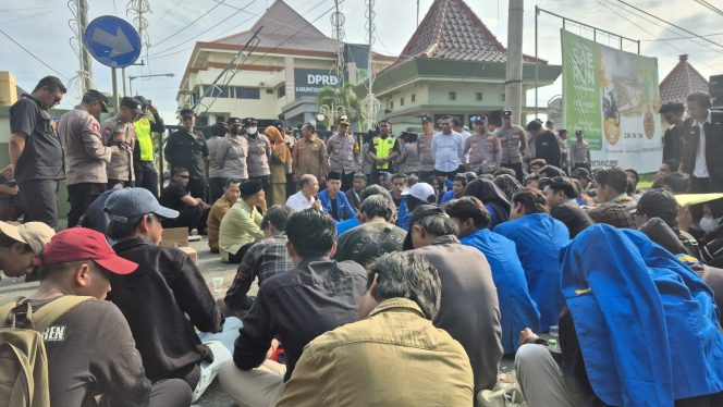 
					puluhan kader Pengurus Cabang Pergerakan Mahasiswa Islam Indonesia (PC PMII) Probolinggo. Mereka menggeruduk kantor DPRD, Senin (2/2/2026). Foto : Istimewa.