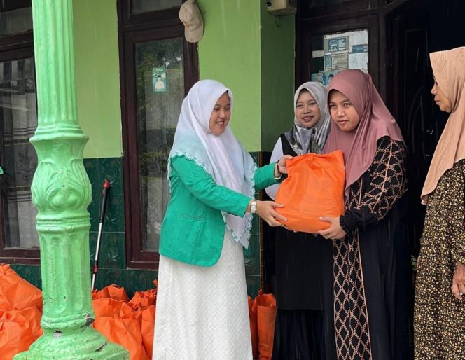 
					Wamenperin Faisol Riza Salurkan Bantuan Sembako untuk Korban Banjir Desa Jangur