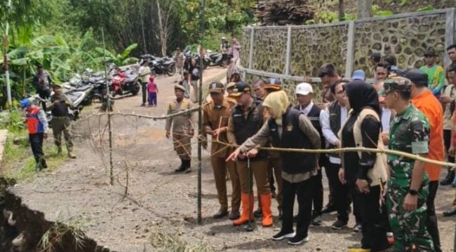 Gubernur Jawa Timur Khofifah Indar Parawansa didampingi Bupati Probolinggo Gus Haris saat meninjau kondisi Jembatan Desa Sumbersecang yang terdampak gerusan banjir, 23 Februari 2026.