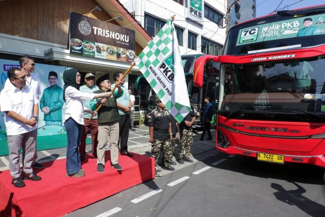 
					Ketua Umum PKB Muhaimin Iskandar melepas 1.200 peserta mudik gratis menggunakan 25 bus dari Kantor DPP PKB Jakarta menuju Jawa Tengah dan Jawa Timur.