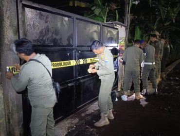 Satpol PP Segel Dua Tempat Karaoke di Dringu, Terkendala Perizinan