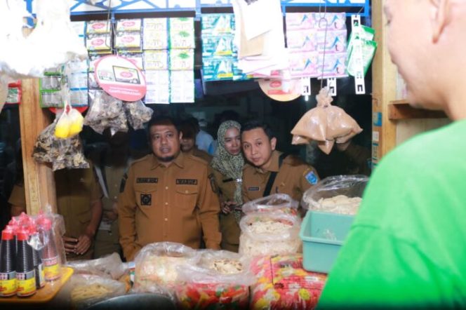 
					Wakil Bupati Probolinggo Fahmi AHZ melakukan pemantauan harga di pasar semampir. (Foto: Istimewa)